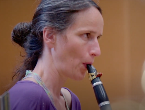 flautista del conjunto Op.Cit en un ensayo en Lyon