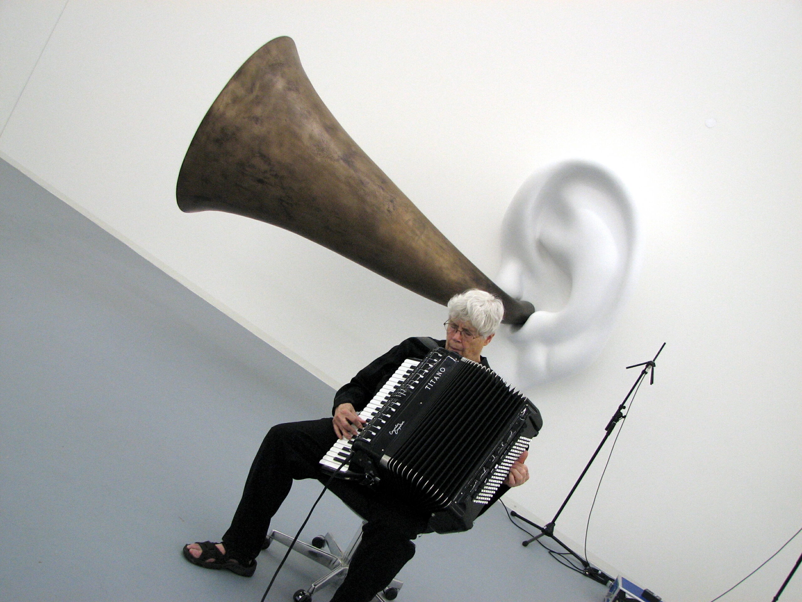 Listening with Pauline Oliveros - Hémisphère son